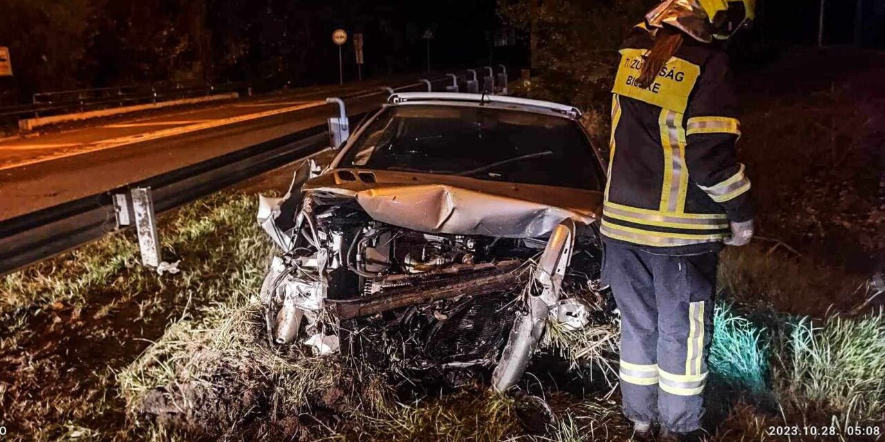 Elképesztő éjszakai baleset az 1-es főúton: patakmederbe zuhant autójával egy fiatal nő HELYSZÍNI FOTÓKKAL!
