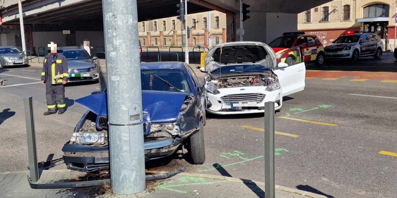 Karambol Budapesten, a népligeti felüljáró alatt – Ford és Skoda ütközött a Fradi stadionjánál HELYSZÍNI FOTÓKKAL!