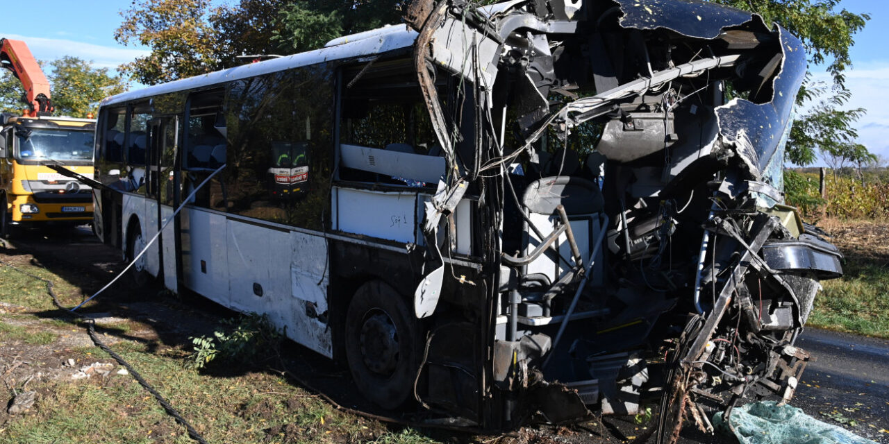 „Van, aki már nem térhet haza…” – a sofőr halt meg a hajnali buszbalesetben, megrázó felvételek készültek a mentésről