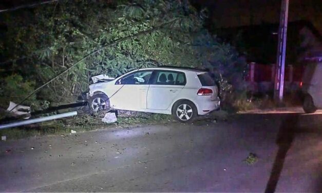 Egy Volkswagen sofőrje nekiment egy oszlopnak Szigetszentmiklóson, összesen három oszlop dőlt ki a baleset következtében – HELYSZÍNI FOTÓK