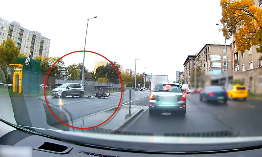 Szabálytalanul megforduló autós miatt szenvedett balesetet egy motoros Budapesten: hatalmas erejű volt az ütközés – VIDEÓ