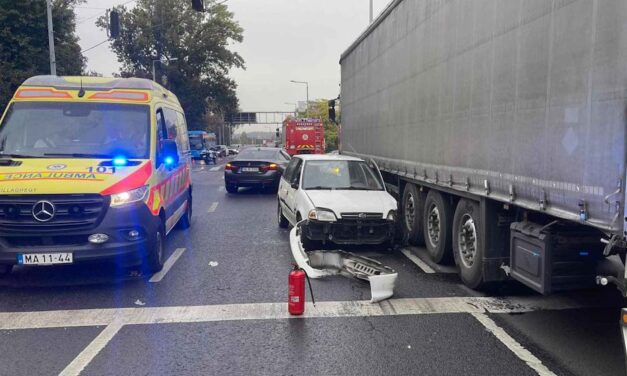 Rosszul lett a Suzuki sofőrje Óbudán, összeütközött egy BMW-vel, majd egy kamion oldalába rohant – helyszíni fotók