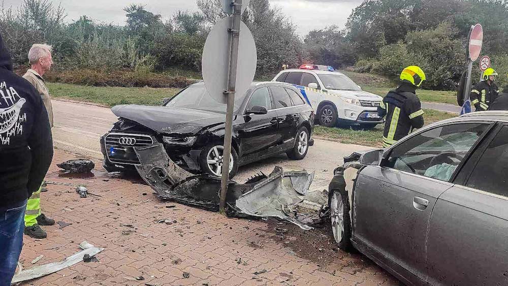 Újabb baleset a bicskei kereszteződésben: nem adta meg az elsőbbséget a golfos az Audinak – helyszíni fotók