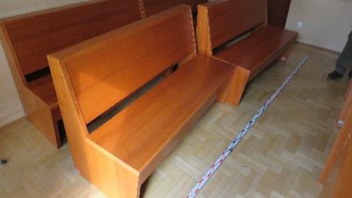 Balhé a bíróságon! Ököllel és üdítőspalackkal esett neki az unokáját tartó férfinek egy család a tárgyalóteremben