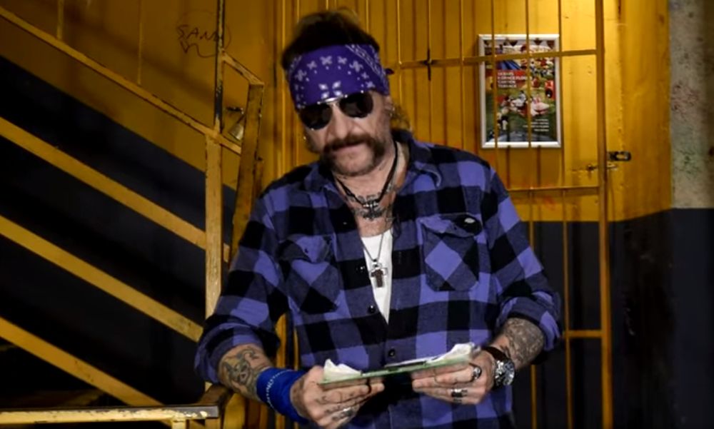 „Amikor van készpénzem én azt használom, mert digitálisan olyan hülye vagyok, mint a seggem” – Ganxsta Zolee a főszereplője a rendőrség új kisfilmjének