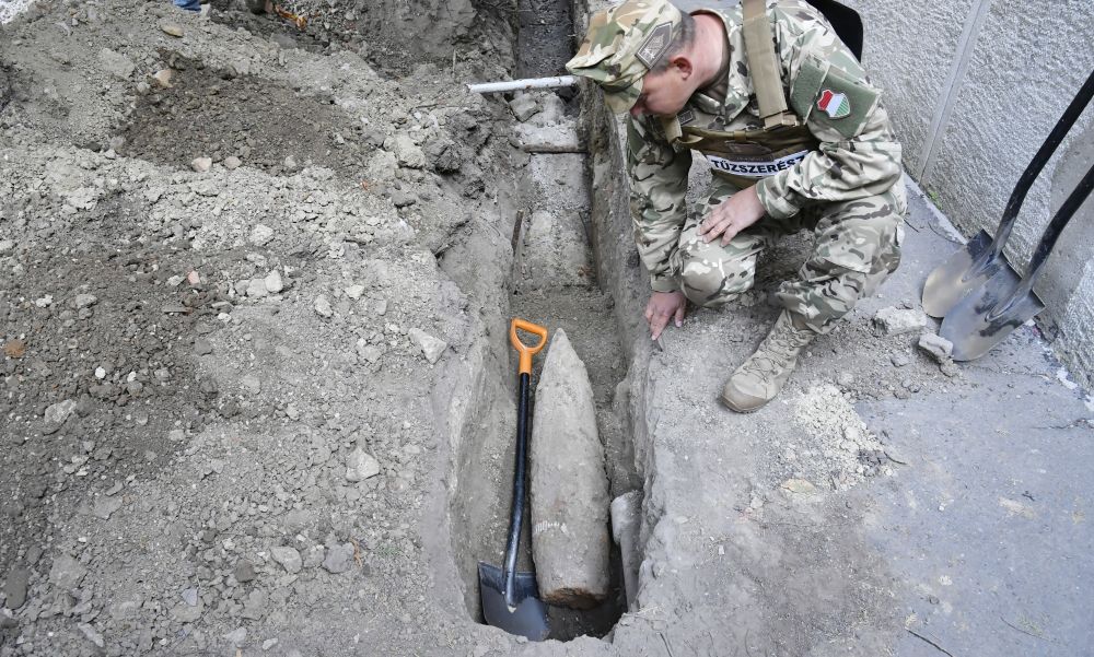 Kiemelték a második világháborús betontörő gránátot, amit egy 12. kerületi társasház kertjében találtak – FOTÓK