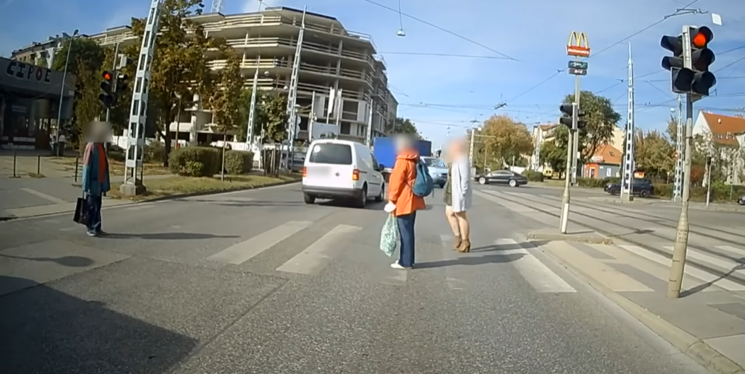 Centiken múlt a tragédia: már megint gyalogosok közé hajtott egy ámokfutó Budapesten