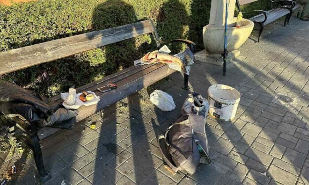 Halat belezett egy férfi a váci vasútállomáson, szóvá tette ezt egy utas, majd éles eszközzel támadt rá