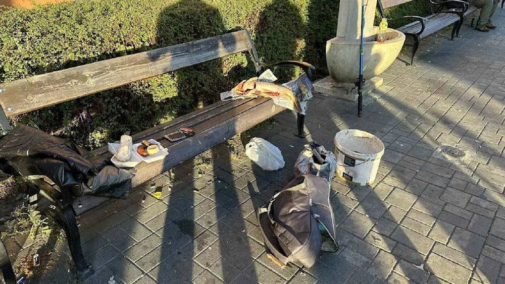 Halat belezett egy férfi a váci vasútállomáson, szóvá tette ezt egy utas, majd éles eszközzel támadt rá