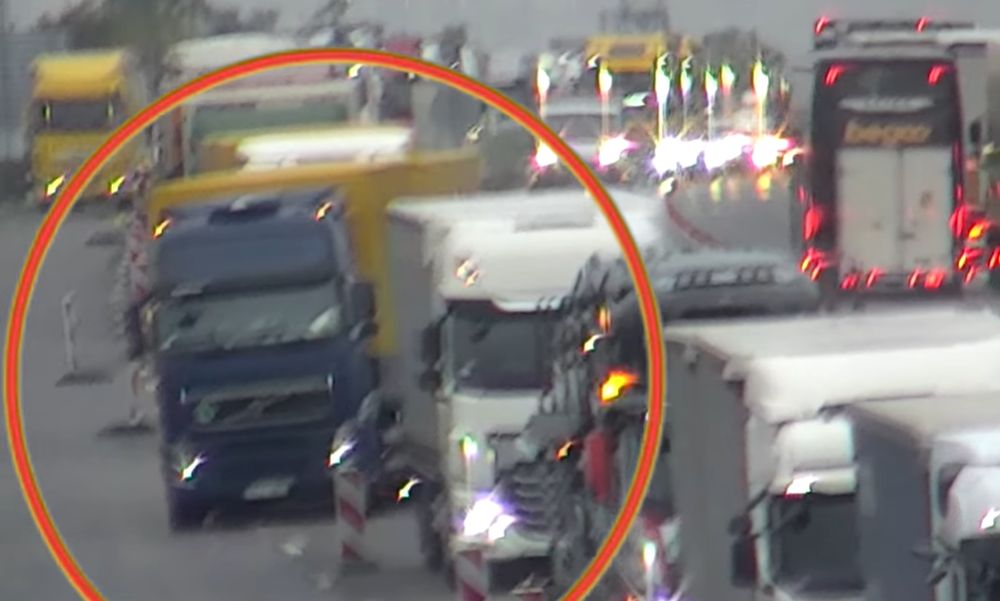 Döbbenet, mik történnek az M1-esen: ellopták a terelőfényeket működtető akkumulátort, egy kamionos pedig érthetetlen dolgot művelt