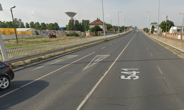 Dráma Kecskeméten: a Halasi úti felüljáróról akarta a mélybe vetni magát egy fiatal lány