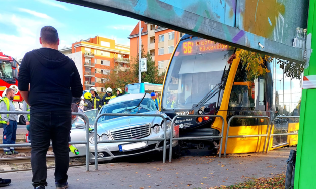 MOST ÉRKEZETT! Autóval ütközött és kisiklott egy 56-os villamos Budapest 11. kerületében! FOTÓKKAL!