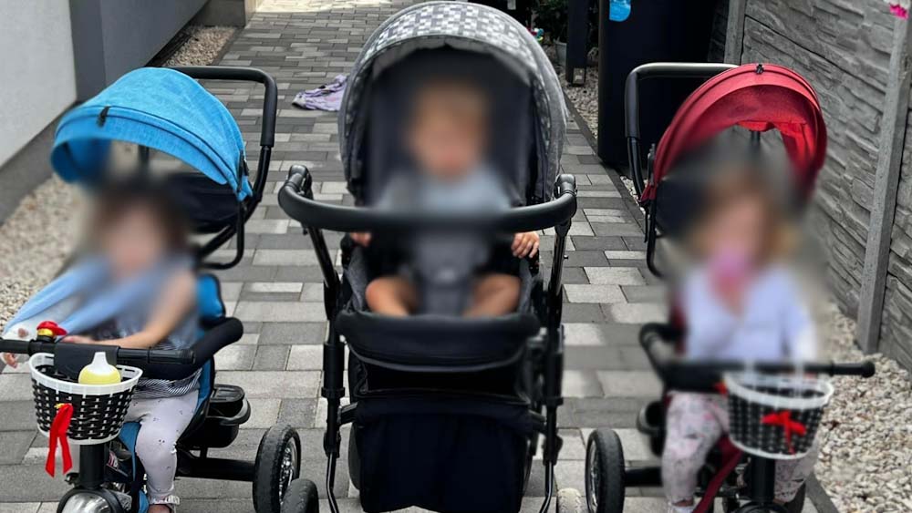 „Nagyon nehéz ez most” – Nyaralni ment a szegedi házaspár, de baleset miatt nem értek oda, árván maradtak a 20 hónapos ikerlányaik