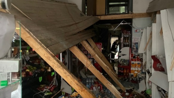 Rács mögé küldenék annak a fővárosi kisboltnak a tulajdonosát, aki úgy telepakolta a galériát, hogy az leszakadt és meghalt egy ember