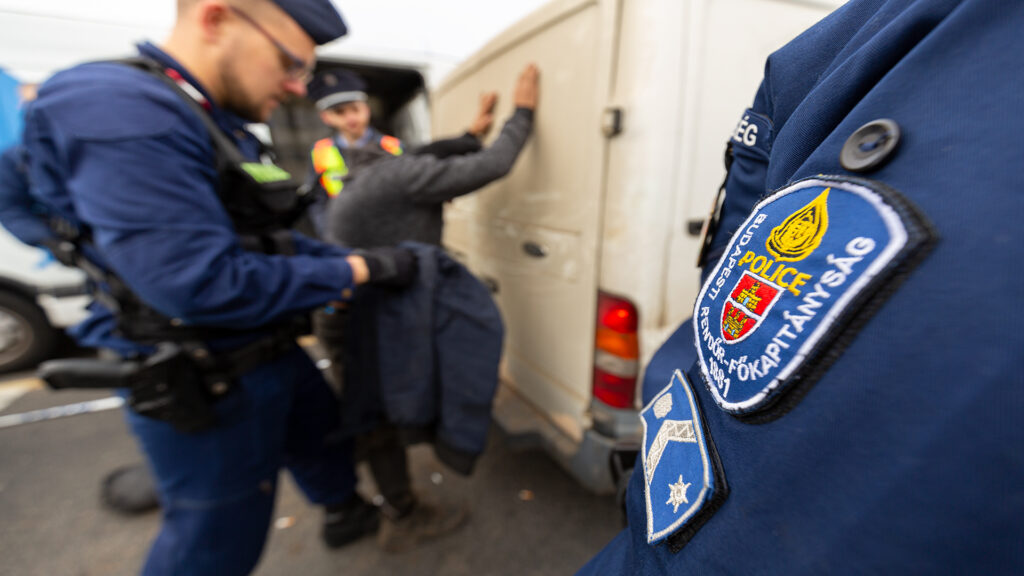 „Lőjétek a rendőröket!” – Parancsot teljesítettek az M5-ösön lövöldöző embercsempészek, ez várhat most rájuk