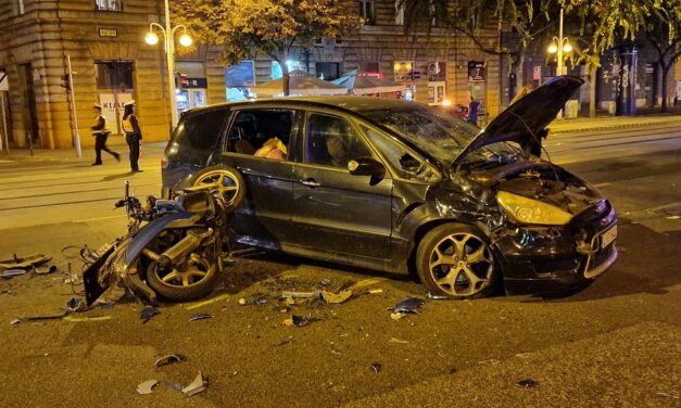 Sorra dőltek a motorok a Rákóczi térnél, egymás után több durva baleset is történt HELYSZÍNI FOTÓKKAL!