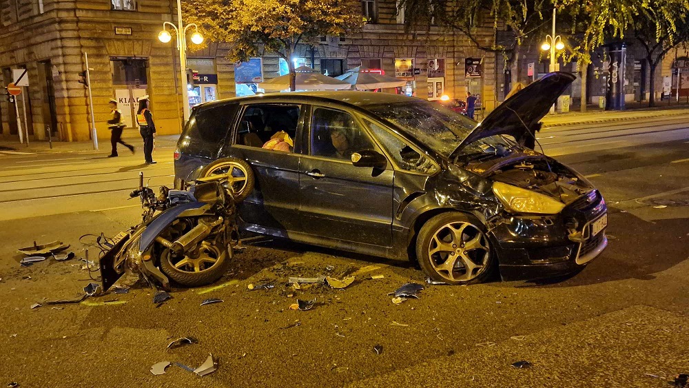 Sorra dőltek a motorok a Rákóczi térnél, egymás után több durva baleset is történt HELYSZÍNI FOTÓKKAL!