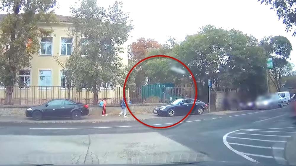 „Miért pont fél 8-kor kell azzal a nagy döggel centizni a gyerekek között?” – videó készült a teherautóról, amelyik a 9 éves kisfiúra döntötte a kerítést
