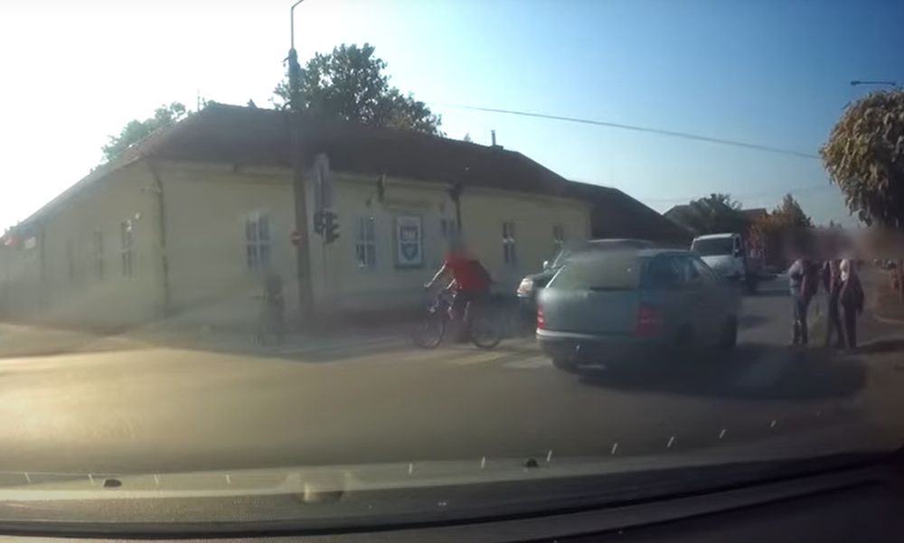 Megvadultak az emberek? Pilisen a gyalogosok közé hajtott egy autó, Kőbányán is volt egy elrettentő eset – VIDEÓ