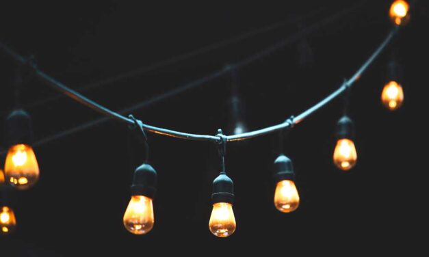 Mesébe illő dekoráció kültéri jégcsap fényfüzér által