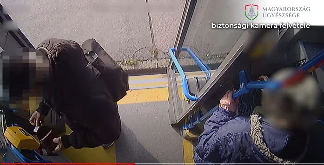 A buszon szúrta ki magának az idős nénit: ököllel ütötte majd kirabolta 74 éves áldozatát egy férfi Budapesten – videó