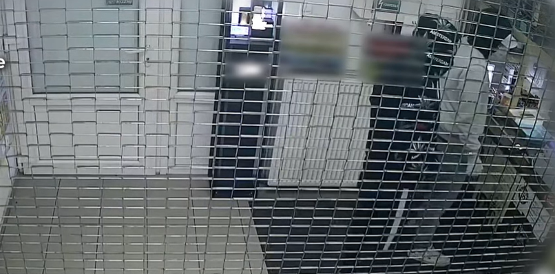 Maszkos férfiak akartak kirabolni egy dohányboltot Pest megyében – videó