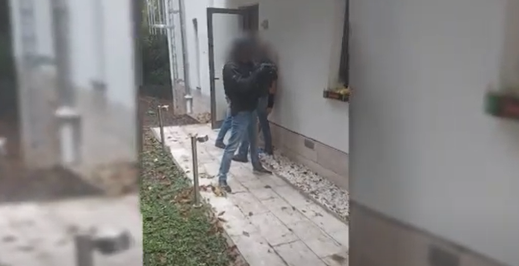 Elképesztő pénzeket tett zsebre a kokainnal kereskedő testvérpár, de a Pest megyei zsaruk elől nem volt menekvés – videón a rajtaütés