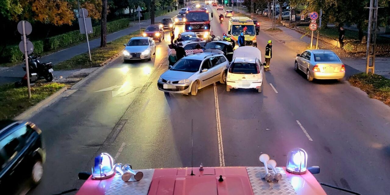 Súlyos motoros baleset Szentendrén – sokáig küzdöttek az autó alá szorult férfi kimentéséért a 11-es úton
