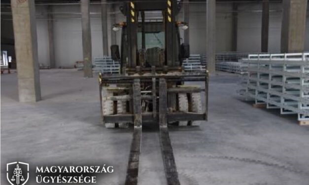 Elítélték a komáromi akkugyár főnökét, aki egy targoncával akart agyonnyomatni egy vendégmunkást, aki emiatt, deréktól lefelé lebénult