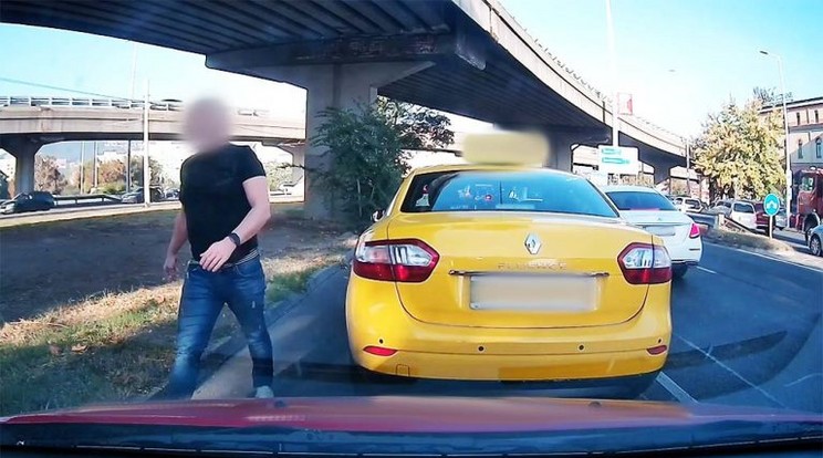 Elborult az agya a taxisofőrnek az Árpád hídon, megállásra kényszerítette az autóst, aki megelőzte őt VIDEÓVAL!