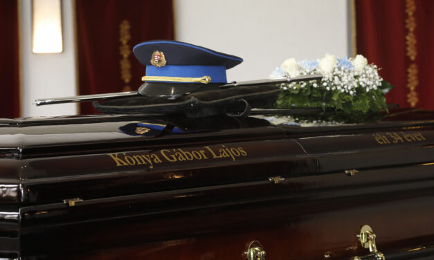 Eltemették az esztergomi robbantásban meghalt rendőrt
