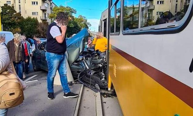 Most érkezett: villamos és autó ütközött a MOM Parknál, fotókon a hatalmas erejű ütközés következményei