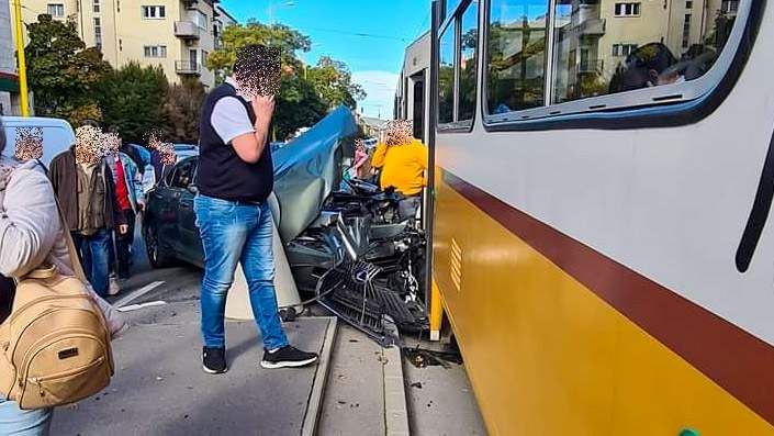 Most érkezett: villamos és autó ütközött a MOM Parknál, fotókon a hatalmas erejű ütközés következményei