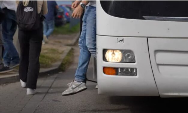 Lerobbant az M1-esen a Tatabányáról induló vonatpótló busz: a sofőr rendőrrel kezdte fenyegetni az utasokat
