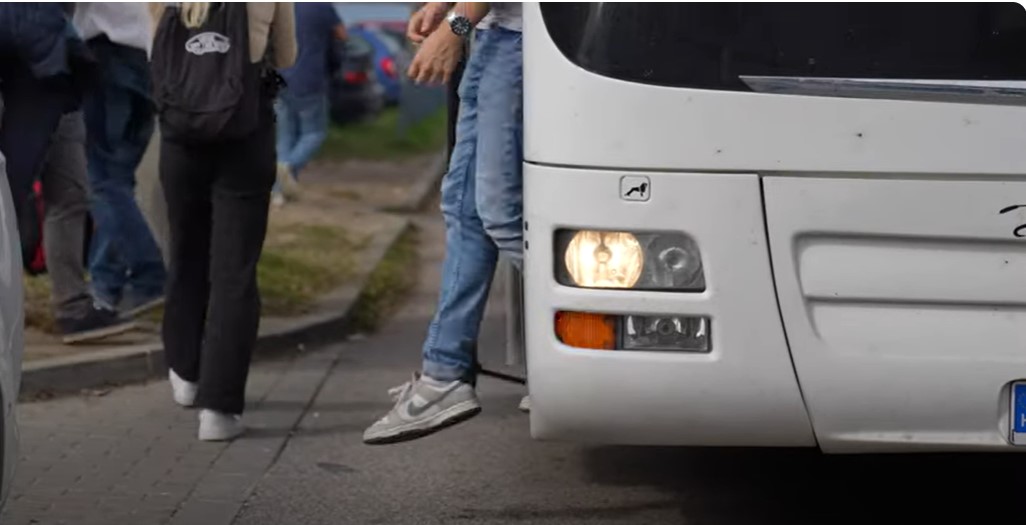 Lerobbant az M1-esen a Tatabányáról induló vonatpótló busz: a sofőr rendőrrel kezdte fenyegetni az utasokat