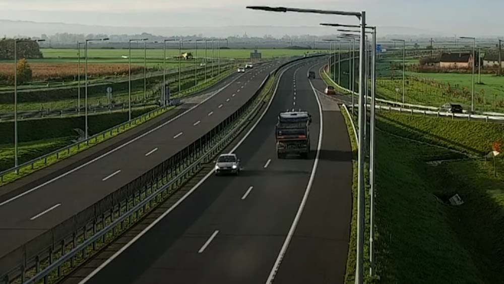 10 km-t hajtott forgalommal szemben az M30-ason az idős sofőr – 71 ezres büntetést kapott – videó
