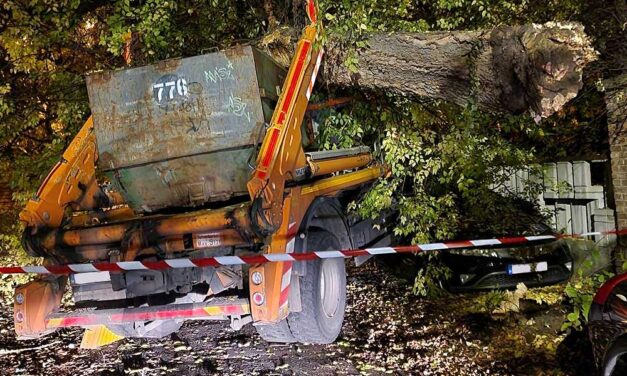 Az autósok rémálma valósult meg az éjjel: letarolta egy teherautó az utcán parkoló járműveket, egy Hondát teljesen összenyomott