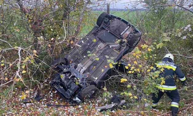 Ez történik, amikor a pihenést akarja megspórolni a sofőr – földbe fúródott egy Hyundai az M7-es autópálya melletti árokban – Fotók