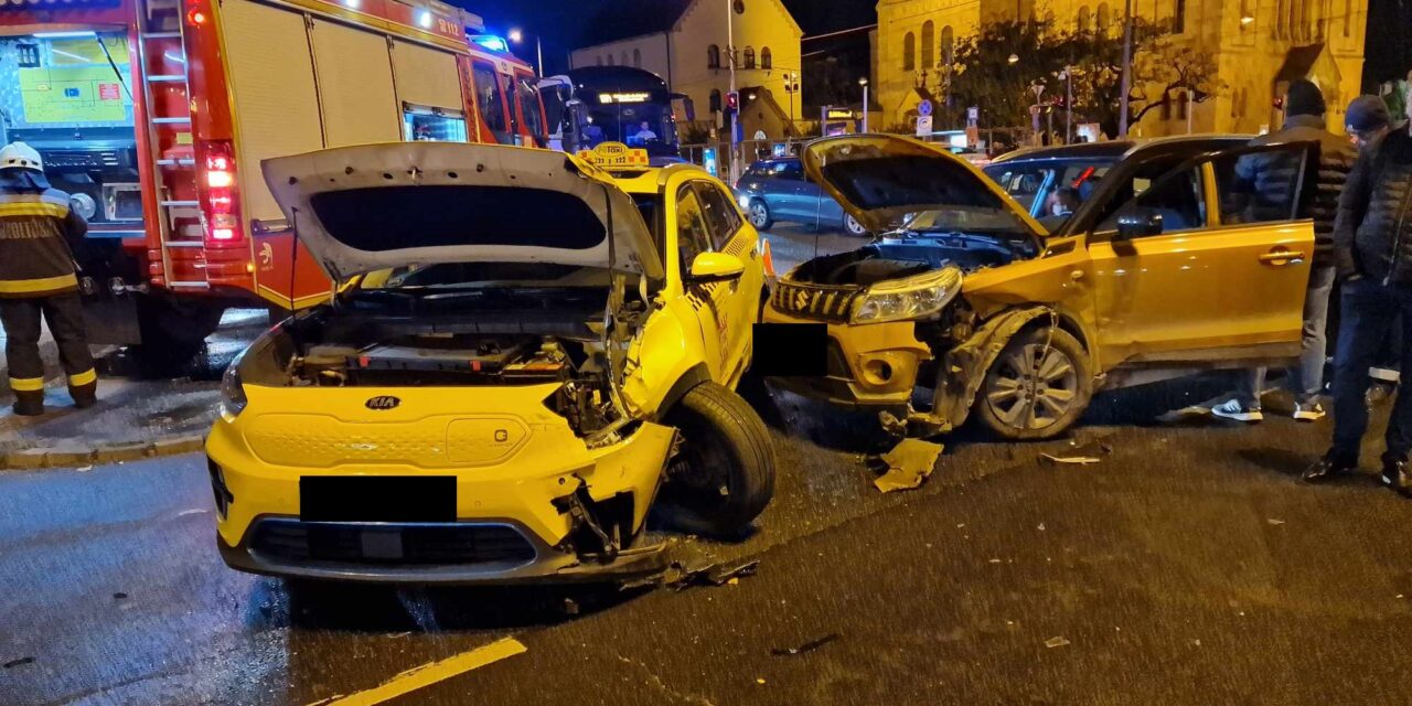 Óriási volt a káosz Budapesten: három autó rohant egymásba a csúcsforgalomban – fotók a helyszínről