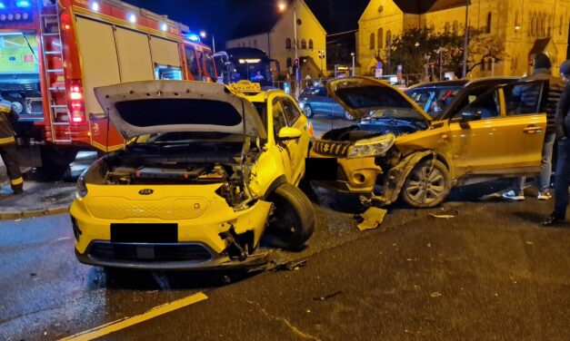 Óriási volt a káosz Budapesten: három autó rohant egymásba a csúcsforgalomban – fotók a helyszínről