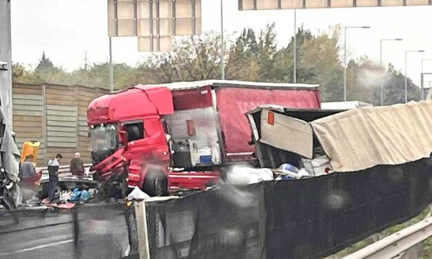 Tömegbaleset az M0-áson: lezárták az autóutat, mentőhelikopter érkezett a helyszínre