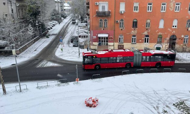 Megérkezett a havazás Budapestre: balesetek miatt 17 buszjárat közlekedése módosult, meghibásodott a biztosítóberendezés a Déli pályaudvaron
