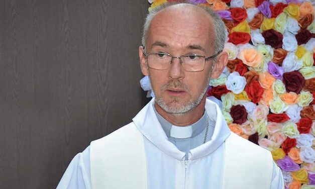 12 millió forinttal húzták le Gábor atyát a csaló szomszédai, a férfi demens édesanyjával, most egy lakókocsiban él