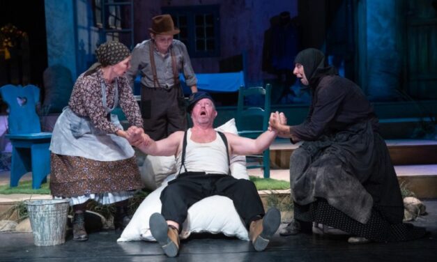 Újabb súlyos színházi baleset! Félbeszakadt az Indul a bakterház, a színpadról vitték kórházba a Jászai-díjas színészt!