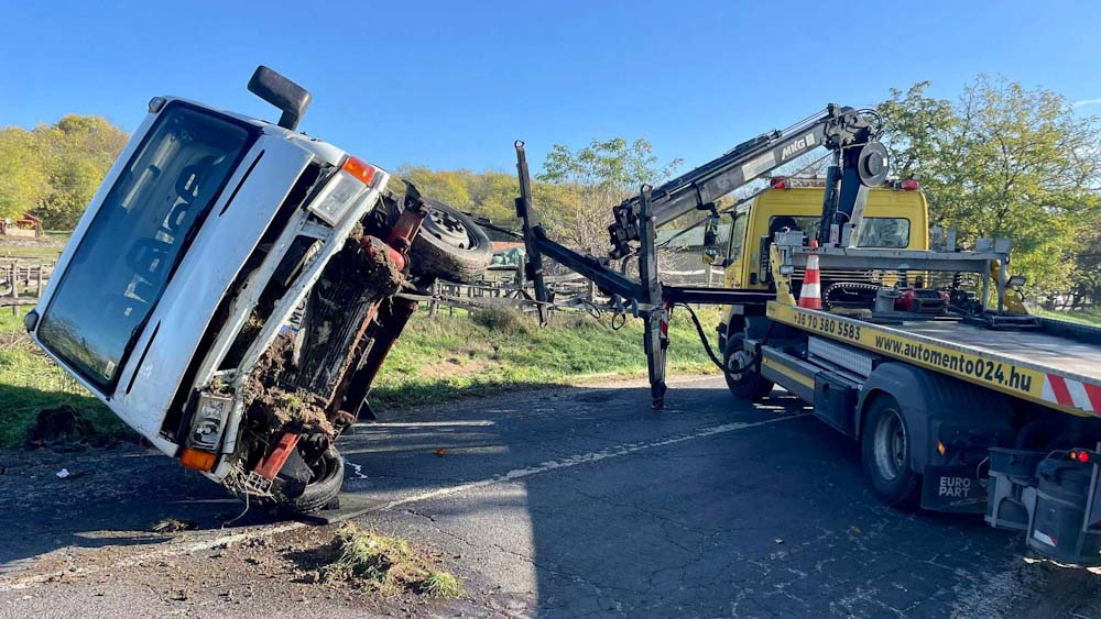 Megcsúszott a vizes úton a kisteherautó Kajászón, megpördült, árokba hajtott a sofőr