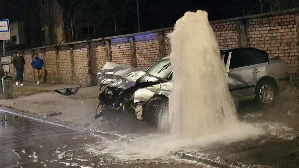 Letarolta a buszmegállóban lévő tűzcsapot egy száguldozó Skoda sofőrje, nem vette észre a szabálytalan Toyotást – helyszíni fotók