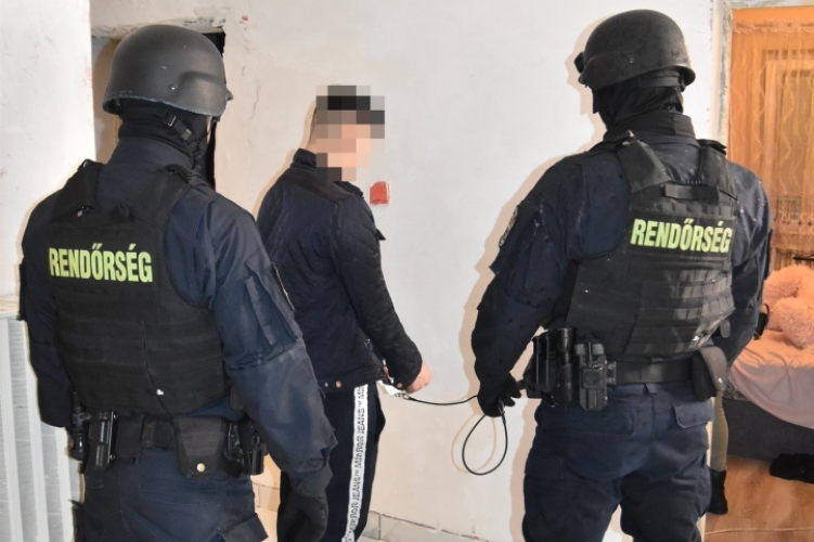 Az iskolapszichológusnak is beszélt a gyilkos vágyairól a kamaszfiú, aki baltával oltotta ki édesanyja életét – 11 évet kapott