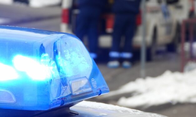 Elképesztő baleset: letarolta a temető kerítését, majd a sírkövön borult fel az Audi, lelépett a sofőr