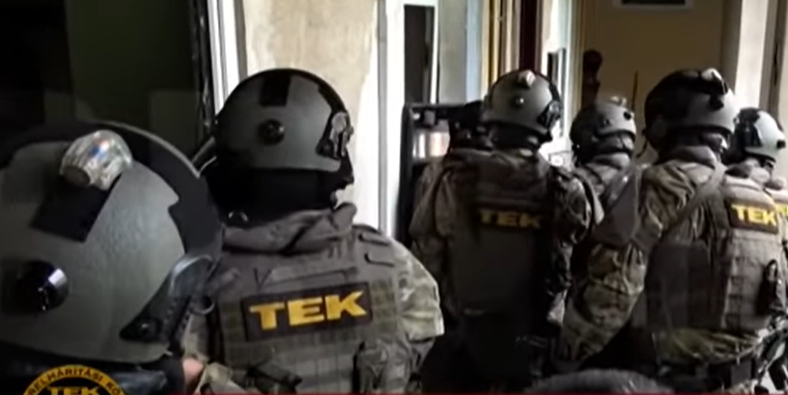 Rajtaütés Veszprémban: a TEK kommandósai fogták el a balatoni éjszakai élet császárát