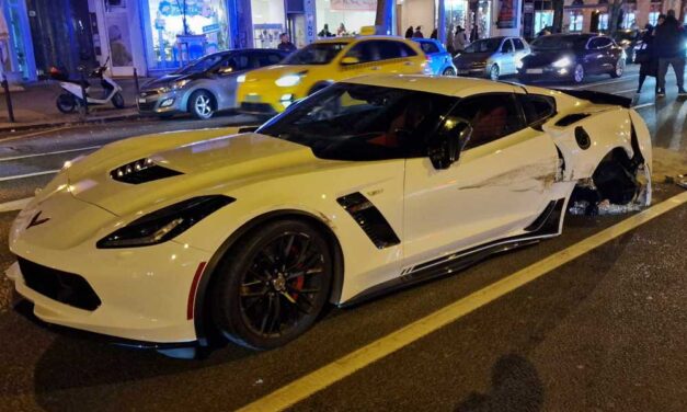 Édesapjától kapta a 40 milliós sportautót a fiatal srác – Úgy összeakadt egy másik kocsival, hogy kiszakadt a kereke